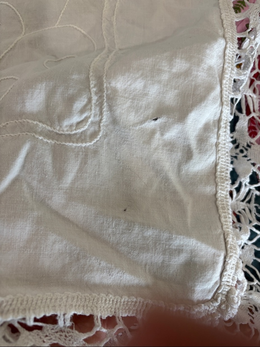 Vintage Blue and white embroidered lace edged tablecloth - Picture 4 of 8